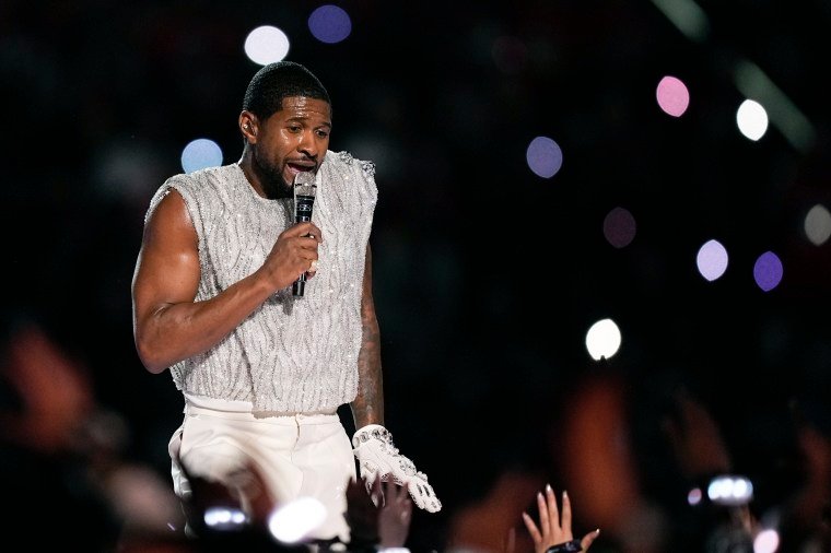 Usher performs nostalgic hits during the halftime show.